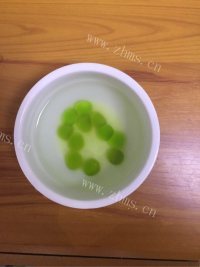 色泽鲜亮的苹果布丁做法图解2)