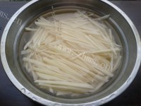 色泽鲜亮的清炒土豆丝做法图解2)