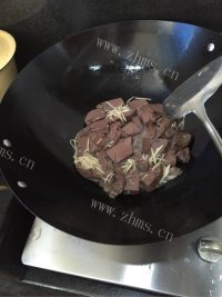 好吃的清炒鸭血做法图解4)
