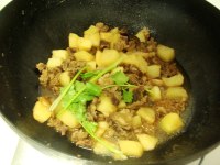 家常菜土豆烧牛腩