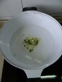 美味的橄榄肉末炒豆角做法图解4)
