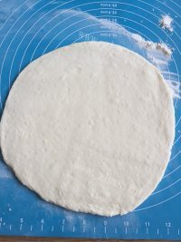鲜美的金枪鱼田园披萨做法图解2)