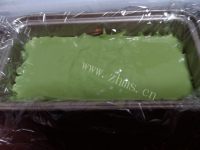 爱吃竹炭抹茶奶冻卷做法图解4)