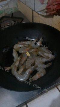 美味的茄汁焖大虾做法图解3)