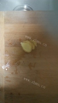 色泽鲜亮的鲫鱼豆腐汤做法图解3)