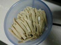 家常菜芹菜炒豆腐皮做法图解5)