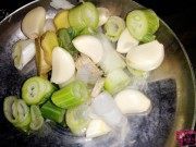 美味的东北酸菜炖排骨做法图解3)