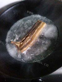 家常菜莴笋炒腊肉做法图解1)
