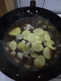 色泽鲜亮的铁锅炖鱼做法图解9)