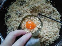 鲜美多汁的咸蛋黄瘦肉粽做法图解10)
