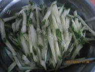 家常菜凉拌黄瓜金针菇做法图解2)