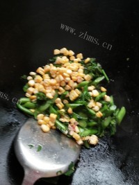家常玉米肉末炒饭做法图解3)