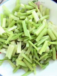 家常菜芹菜香干炒肉做法图解1)