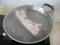 香喷喷的腐竹烧肉做法图解4)