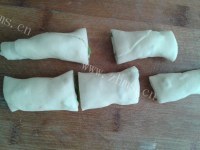 食欲满满的葱油饼做法图解7)