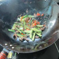 家常菜黄瓜炒牛肉做法图解6)