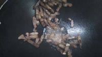 诱人的腊肉炒菜花做法图解7)