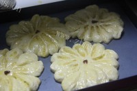香飘十里的椰蓉花形面包做法图解23)