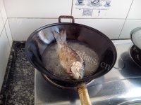 家常菜炖鲫鱼做法图解7)