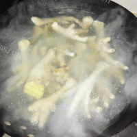 美味的泡椒鸡爪做法图解2)