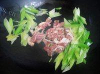 自制葱爆肉做法图解6)
