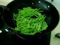 美味的蒜泥豇豆做法图解3)