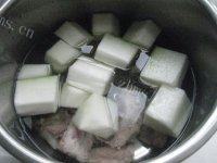 美味的冬瓜薏米排骨汤做法图解7)