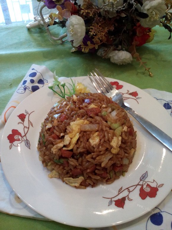 热腾腾的酱油炒饭
