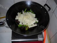 腊肉炒豆丝做法图解5)