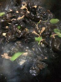 简单易做的木耳炒肉做法图解8)
