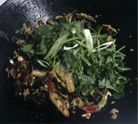 香飘十里的干煸蚕蛹做法图解13)