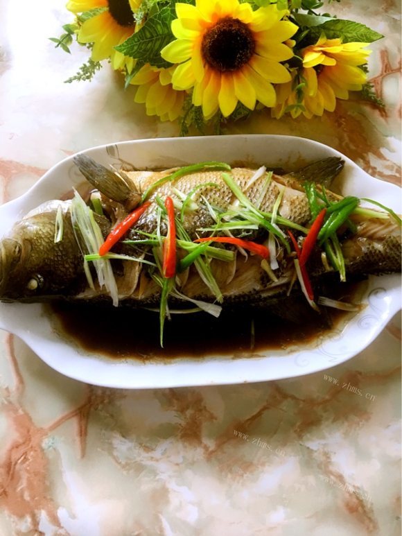 热腾腾的清蒸鲈鱼