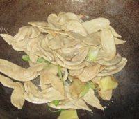 口感饱满的青椒炒豆皮做法图解6)