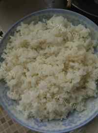 美味的火腿玉米虾仁炒饭做法图解3)