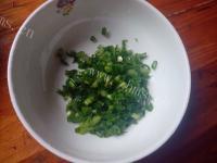 美味的葱花鸡蛋饼做法图解3)