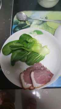 美味的腊肉煲仔饭做法图解6)