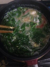 清淡的西红柿鸡蛋豆苗汤做法图解5)