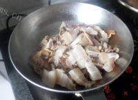 咸肉炖河蚌做法图解6)