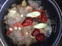 银耳莲子煲鸡汤做法图解8)