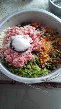 色味俱佳的芹菜肉包子做法图解3)