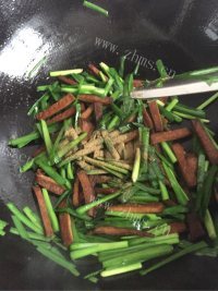家常菜韭菜炒豆干做法图解7)