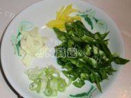 家常菜茭白虾仁做法图解4)
