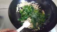 家常菜杏鲍菇炒菠菜做法图解5)