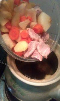 美味的苹果雪梨瘦肉汤做法图解6)