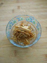 美味鸡肉丝拌菠菜做法图解2)