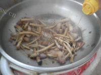 家常菜五花肉炒茶树菇做法图解7)