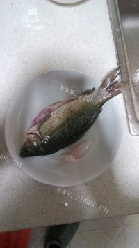 色泽鲜亮的鲫鱼豆腐汤做法图解1)