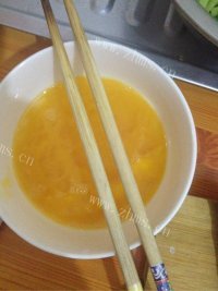 诱人的黄瓜炒鸡蛋做法图解2)