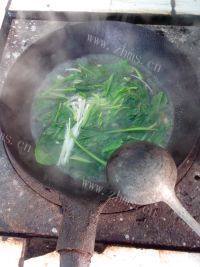 美味的鸡蛋菠菜汤做法图解5)
