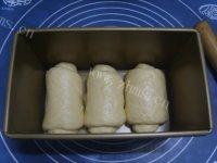 色味俱佳的奶香吐司做法图解14)